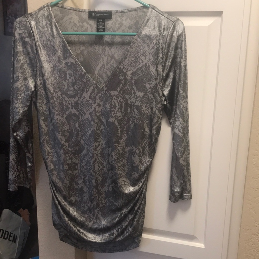 3 for $15 🦋🦋 Inc International Concepts Silver Snake Print V-Neck Top